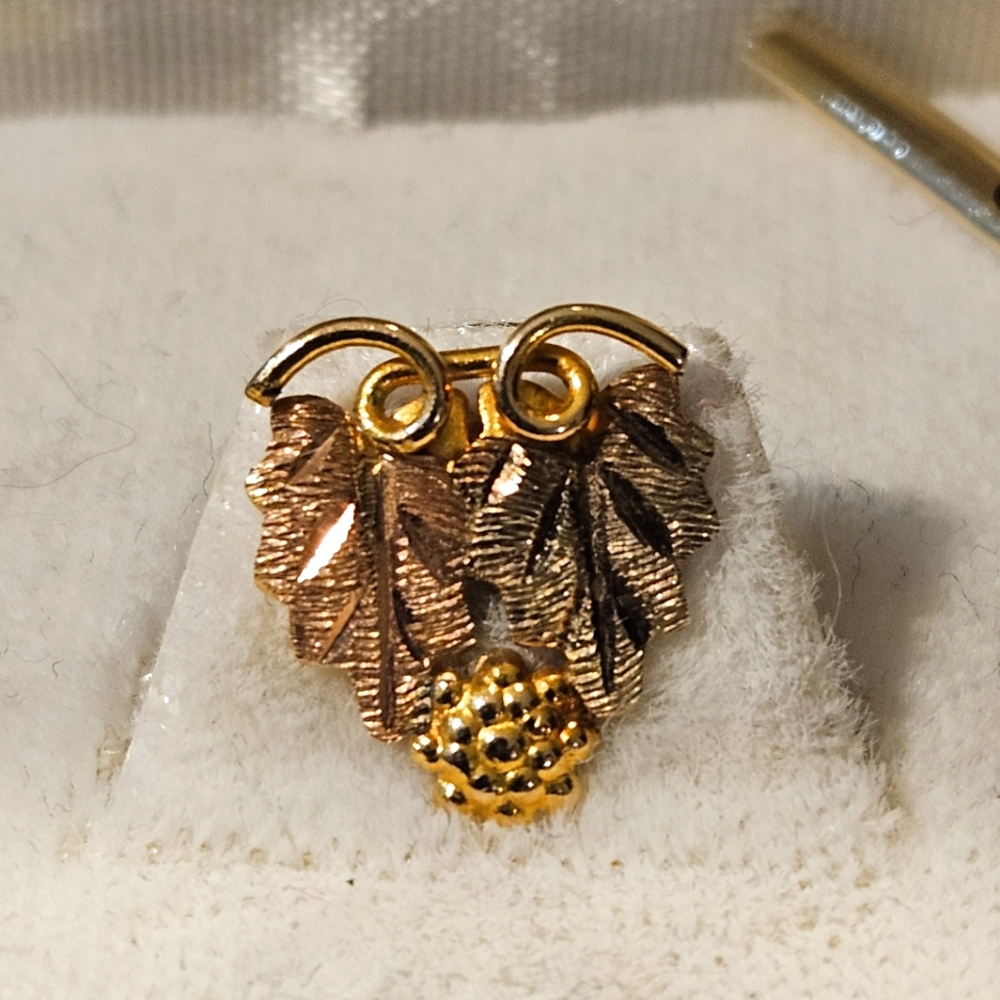 LANDSTROM'S Black Hills Gold Tie - Lapel -Scarf Tack. Vintage. Men. Women.